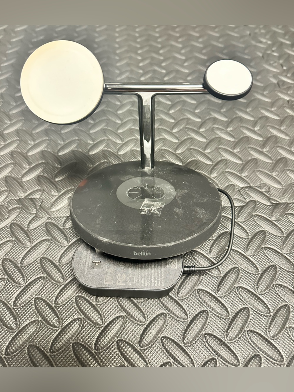belkin Black and White Magnetic Charging Stand